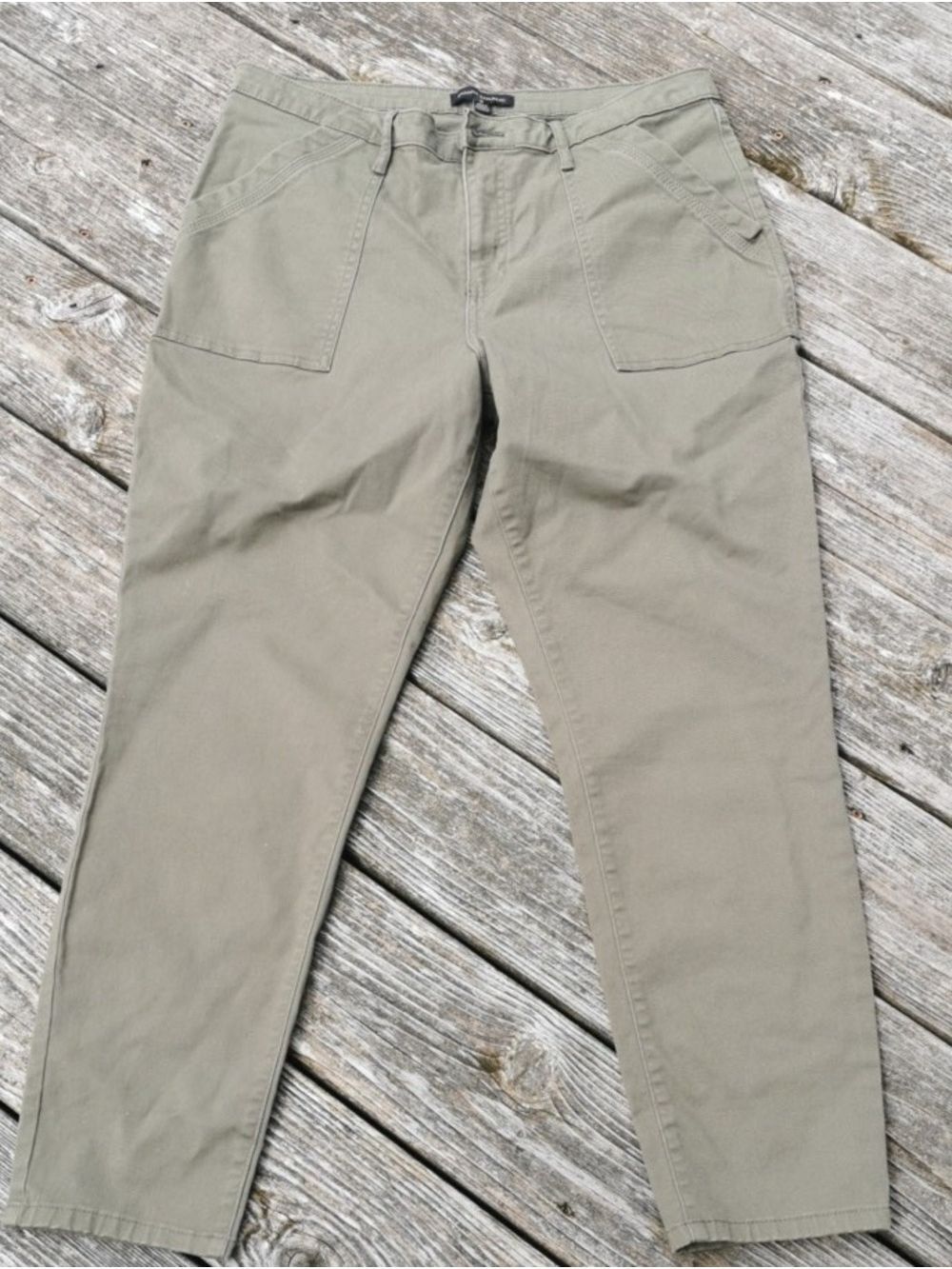 Womens Banana Republic Utility Olive Green Chinos Pants. Size 14